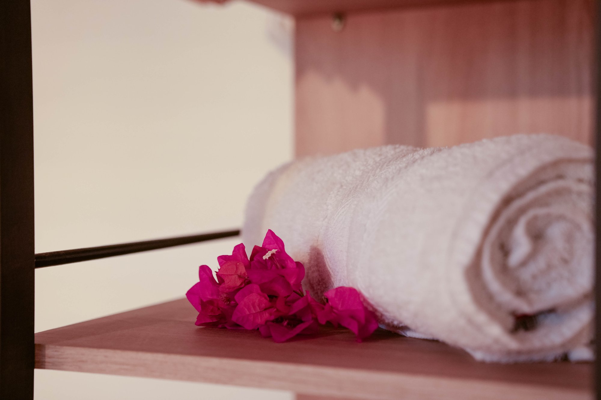 Serviettes avec fleurs de bougainvillée