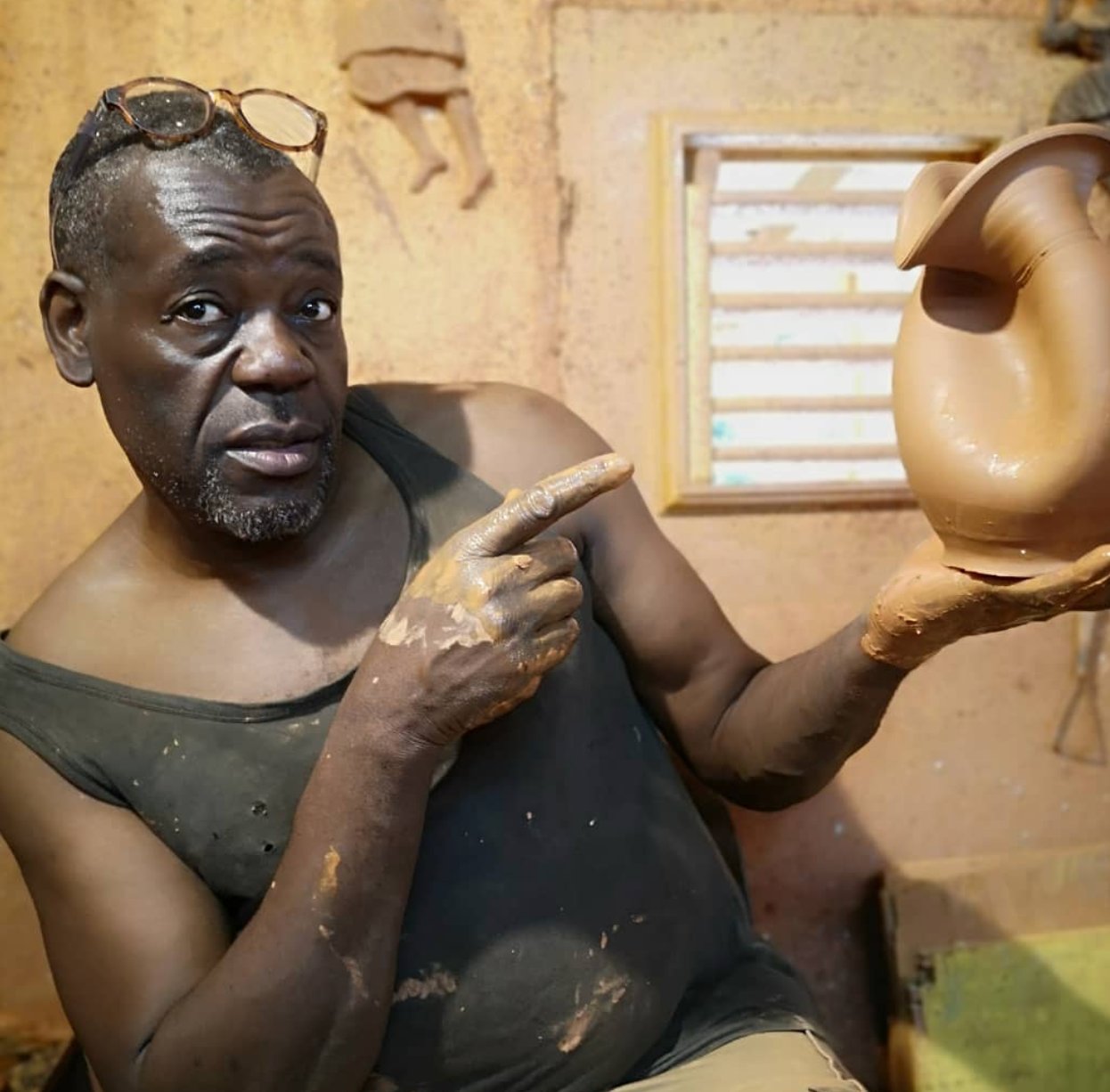 Zébé, artisan potier au Village de la Poterie des Trois-Îlets